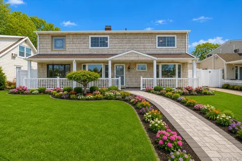 $949,000 | 25 Cobalt Lane, Westbury, NY 11590