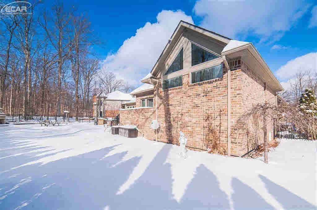 1130 Kings Carriage Road Grand Blanc, MI 48439 - Photo 76 of 92 21404224-75.JPG