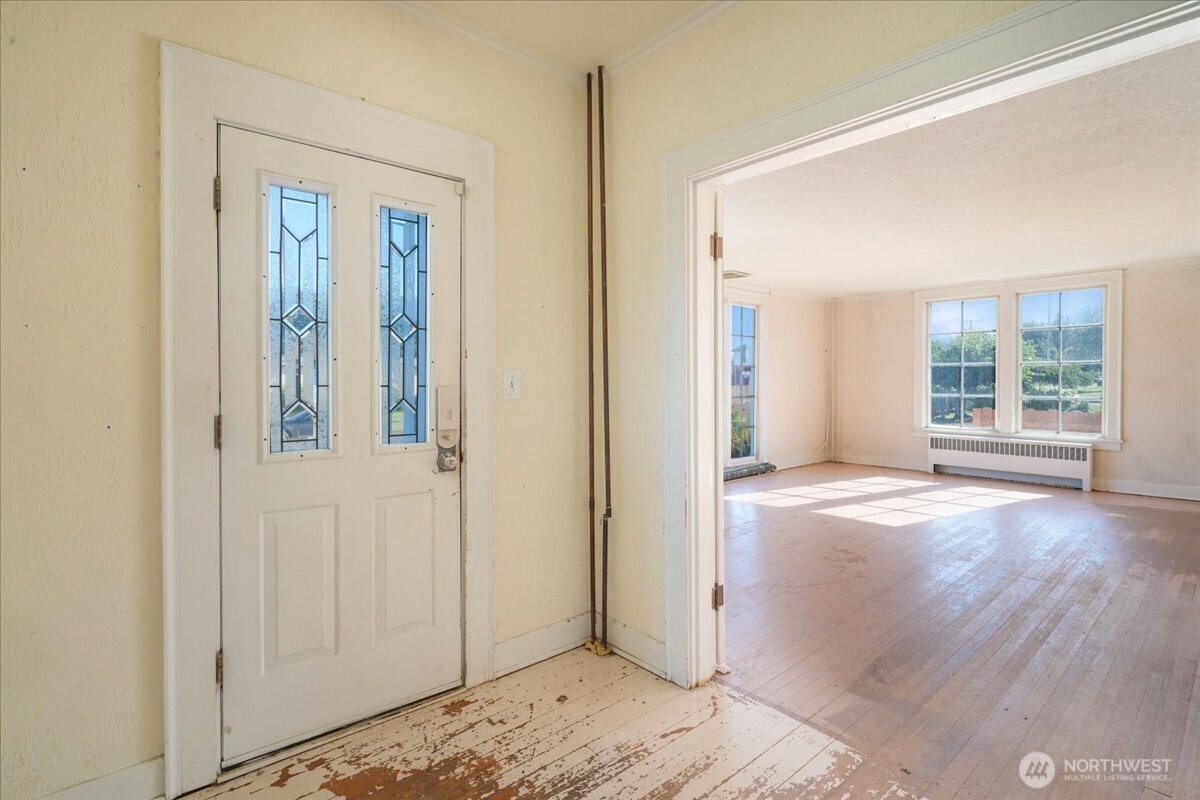 1212 3rd Street Cosmopolis, WA 98537 - Photo 3 of 31 an empty room with windows and closet