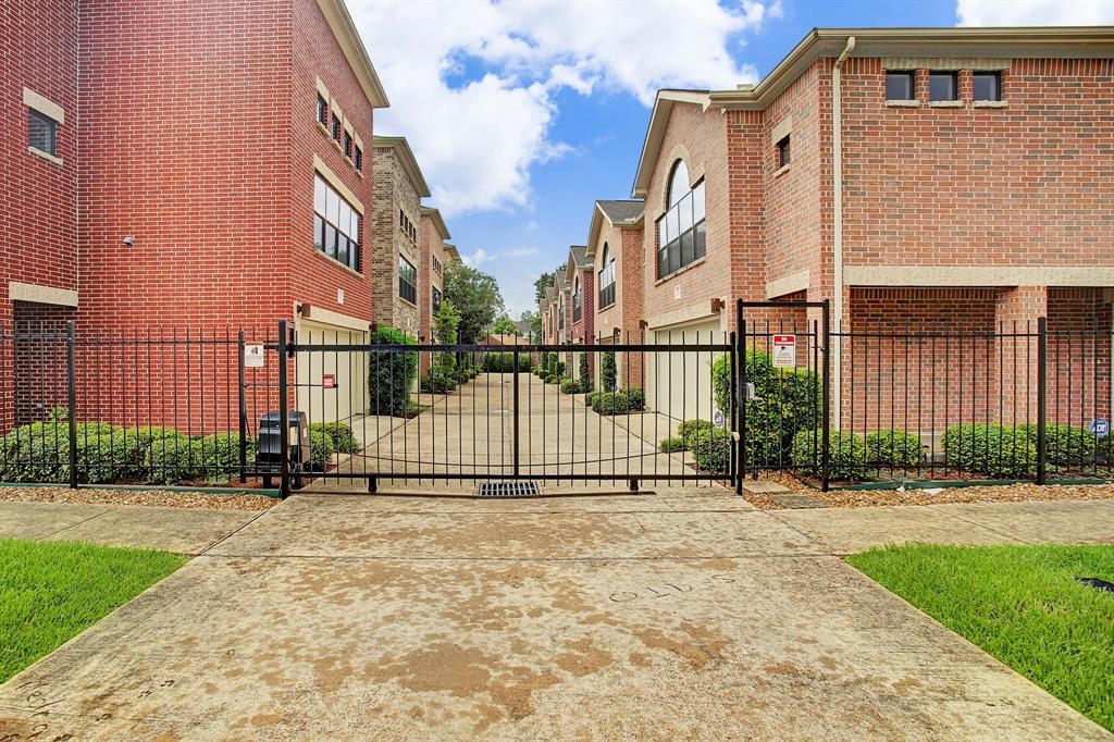 2705 Rutland Street, Unit B Houston, TX 77008 - Photo 20 of 21 2705 Rutland #B is located in this gated community with quick access to 610.