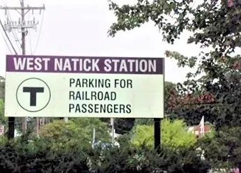 a sign that is sitting on a brick wall