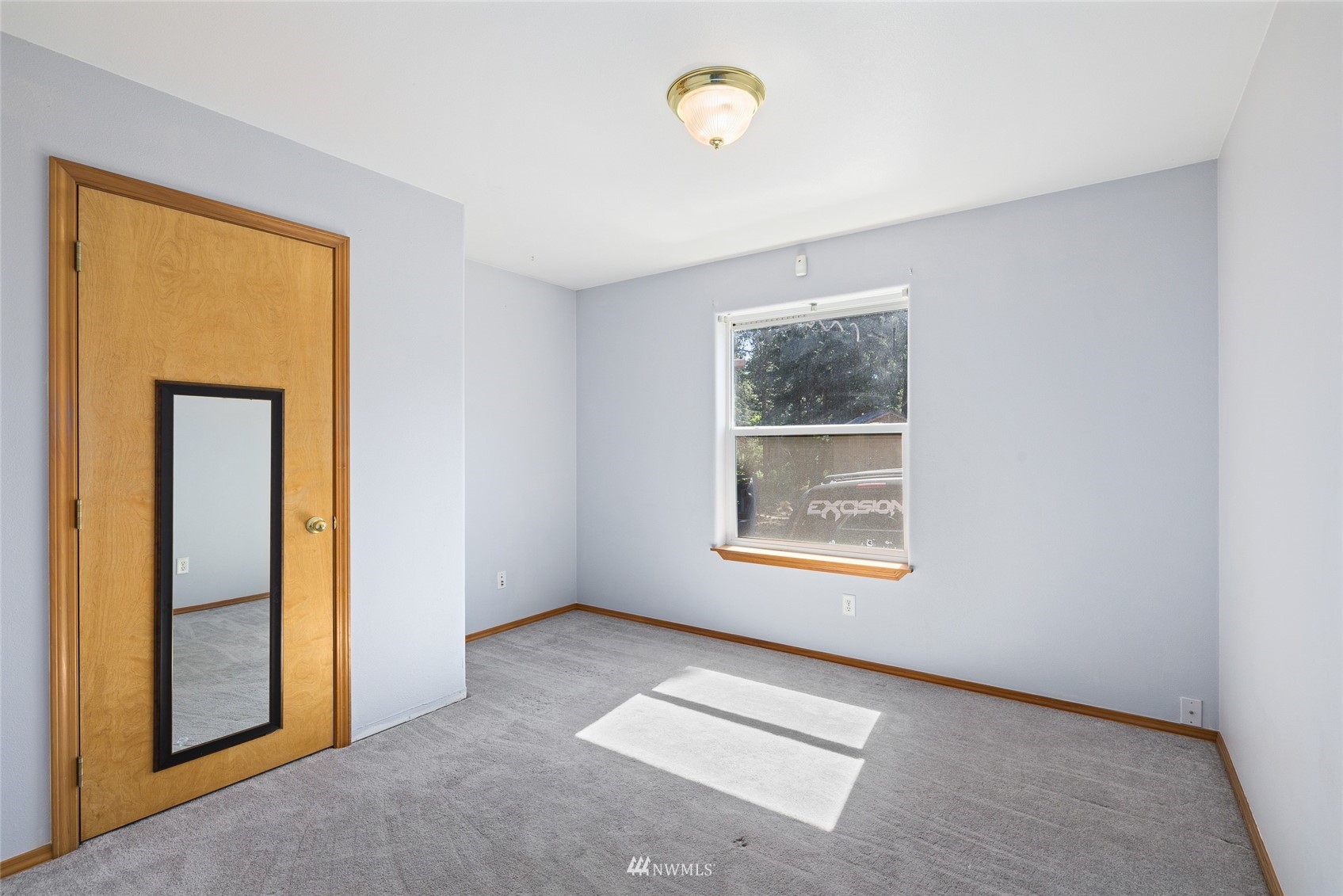 5741 Upper Peoh Point Road Cle Elum, WA 98922 - Photo 23 of 39 an empty room with windows and closet