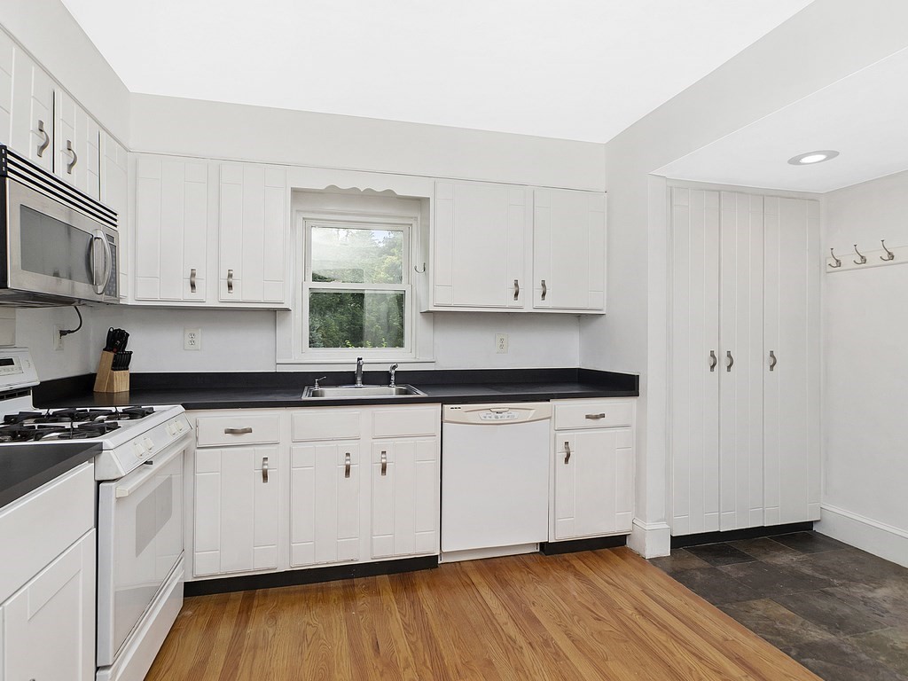 286 College Farm Road Waltham, MA 02451 - Photo 3 of 36 Gallery Image 3
