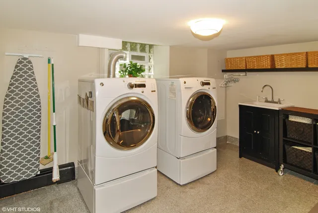 $3,400 | 138 Clinton Avenue, Unit 1, Oak Park, IL 60302