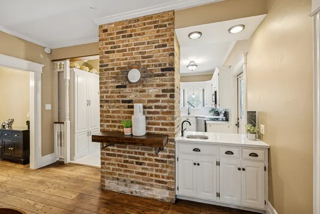 $3,400 | 138 Clinton Avenue, Unit 1, Oak Park, IL 60302