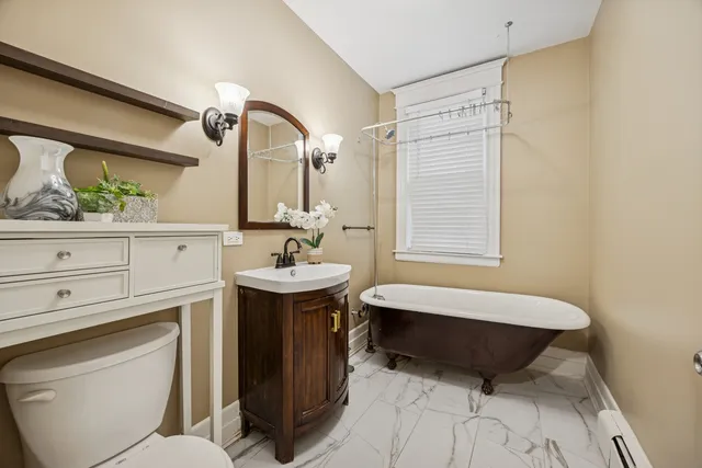 $3,400 | 138 Clinton Avenue, Unit 1, Oak Park, IL 60302