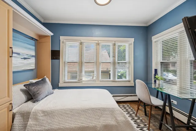 $3,400 | 138 Clinton Avenue, Unit 1, Oak Park, IL 60302