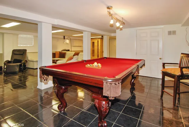 $3,400 | 138 Clinton Avenue, Unit 1, Oak Park, IL 60302