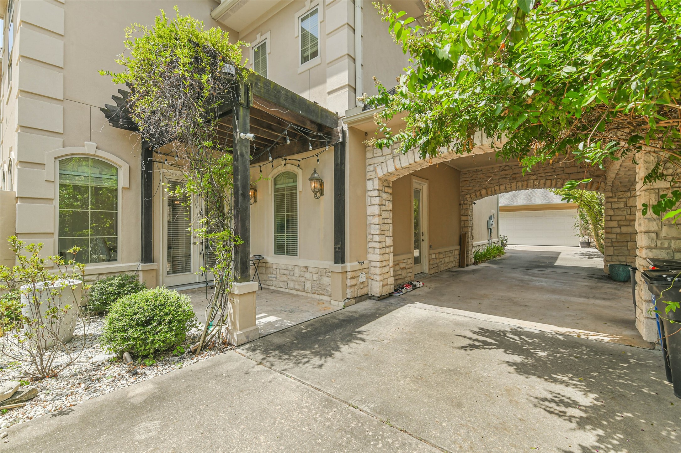 2502 Chimney Rock Road Houston, TX 77056 - Photo 9 of 50 Inviting side courtyard featuring a charming fountain