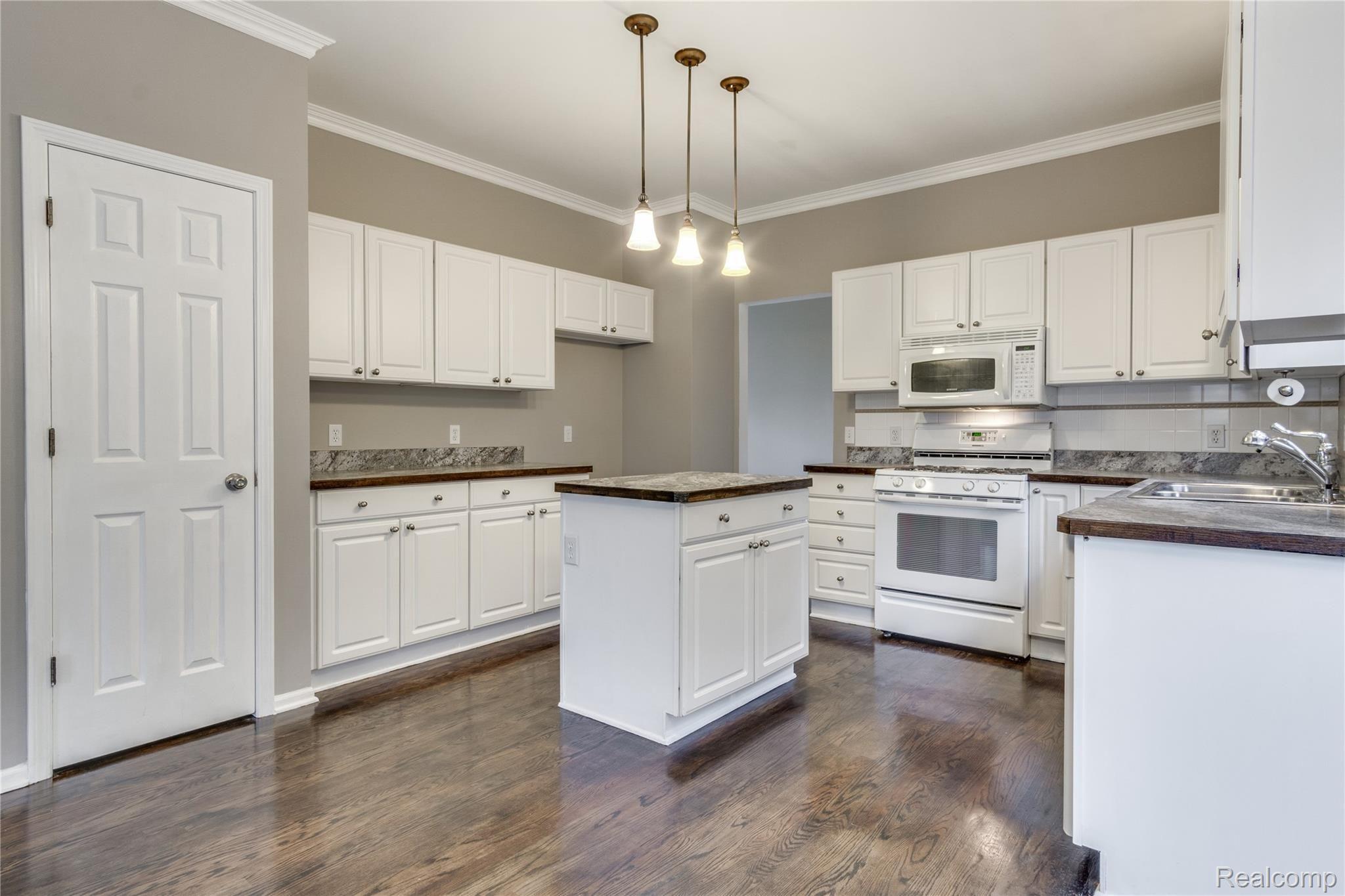 16304 Quail Ridge Court Fenton, MI 48430 - Photo 5 of 30 Interiors (11 of 43).jpg