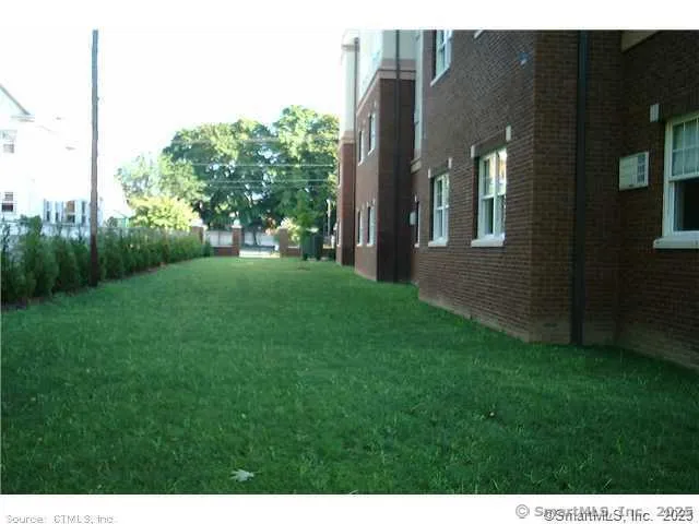 a picture of a very nice looking building