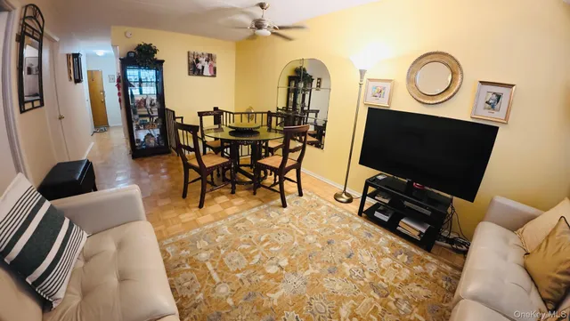 $635,000 | 68-09 242nd Street, Unit 33A | Douglaston