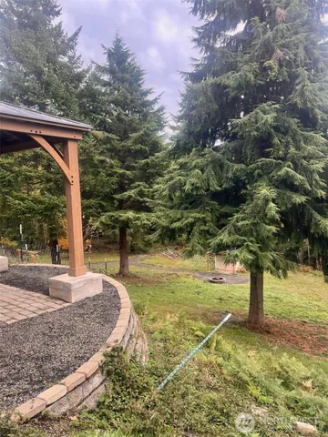 a view of a backyard