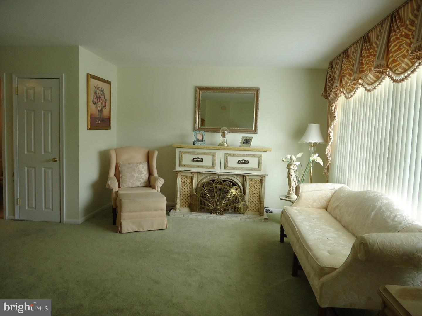 11847 Basile Road Philadelphia, PA 19154 - Photo 3 of 25 Living Room