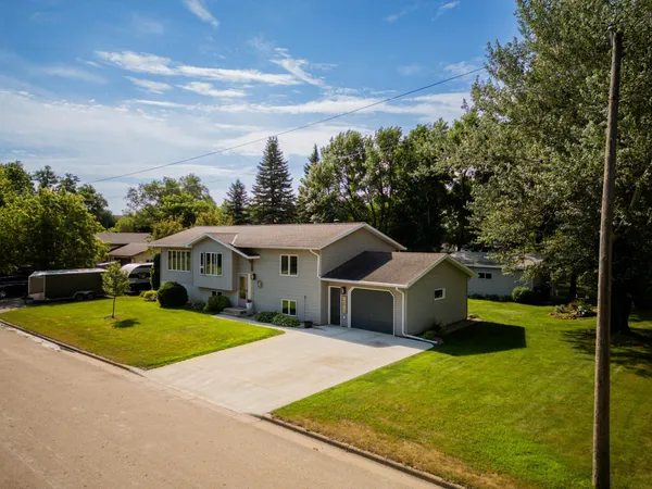 $365,000 | 204 8th Avenue East, Lisbon, ND 58054