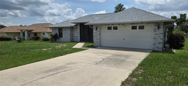 a view of a house with a yard