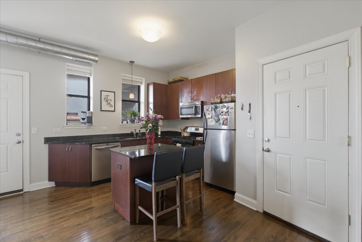 3142 West George Street, Unit C2 Chicago, IL 60618 - Photo 4 of 11