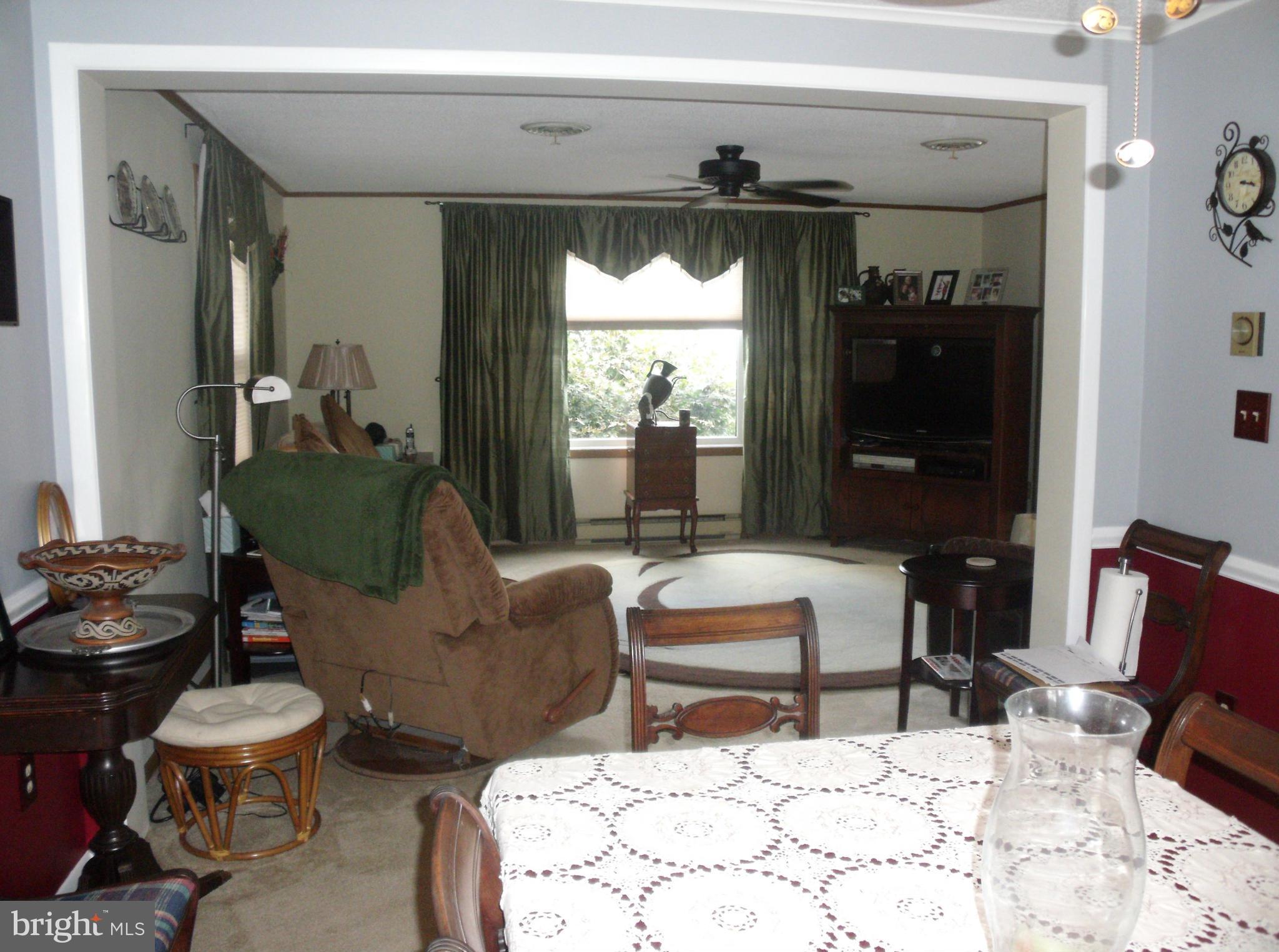 334 Worton Road Baltimore, MD 21221 - Photo 17 of 30 Living Room