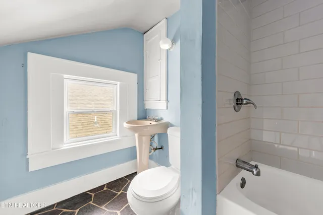 $299,900 | 126 South Van Gilder Street, Knoxville, TN 37915