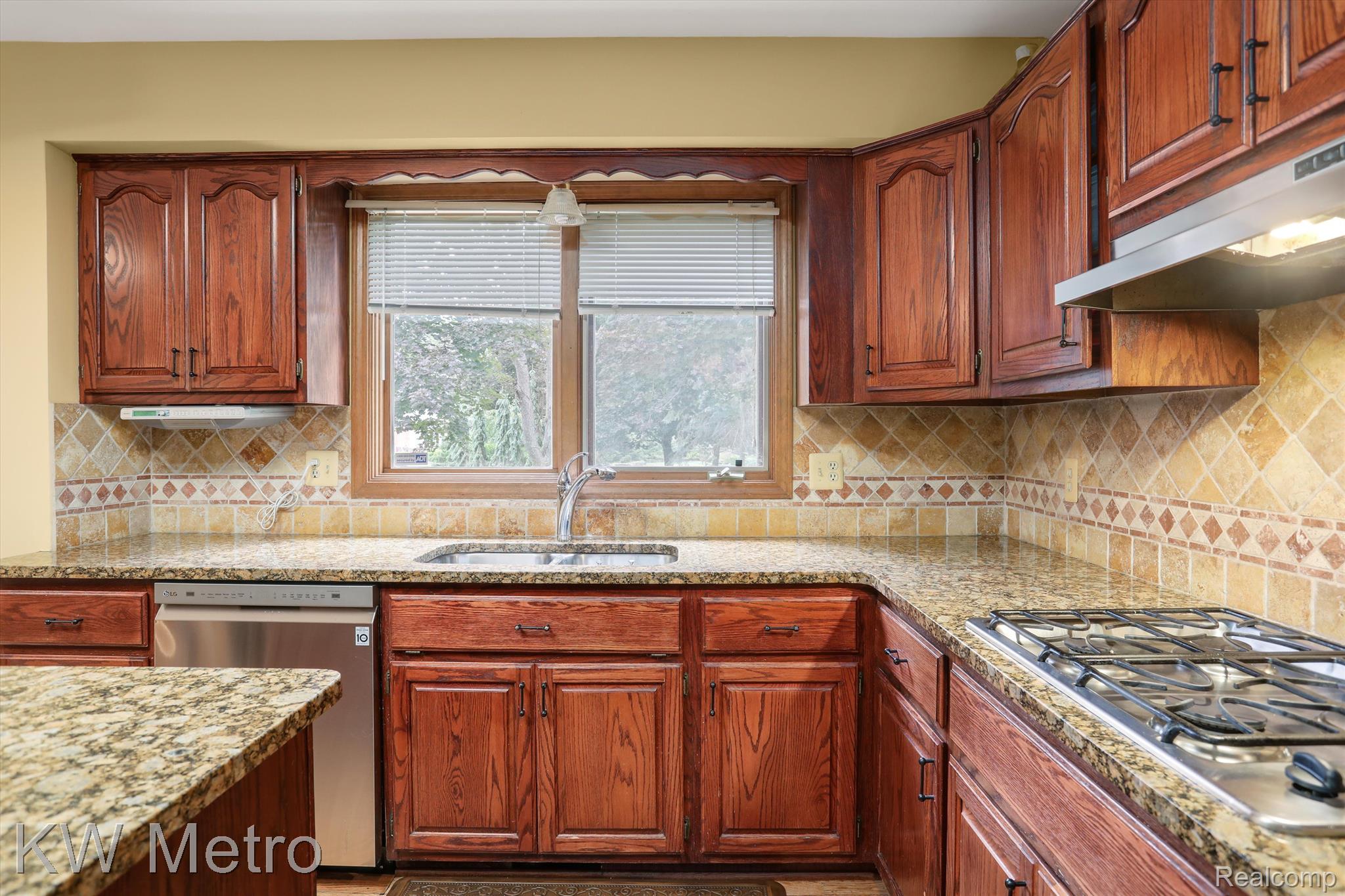 1372 Sherborn Court Rochester, MI 48306 - Photo 12 of 48 Gas cooktop, newer dishwasher