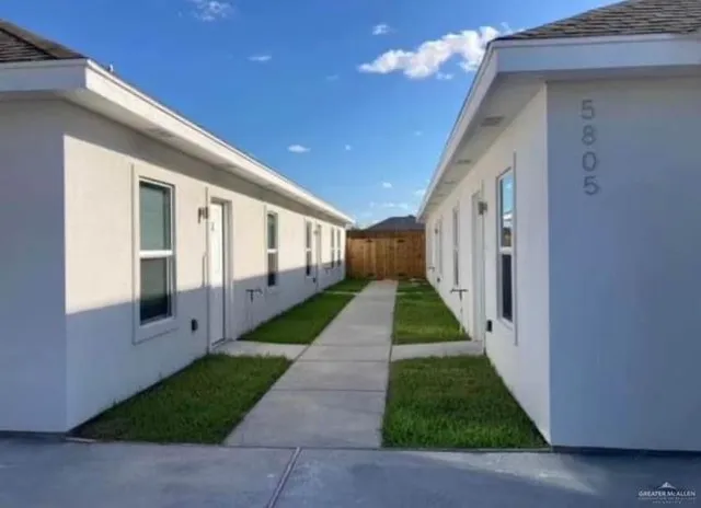 a view of a back yard