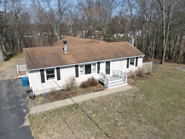 a view of a house with a yard