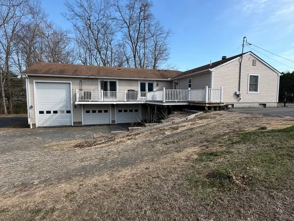 a view of a house with backyard