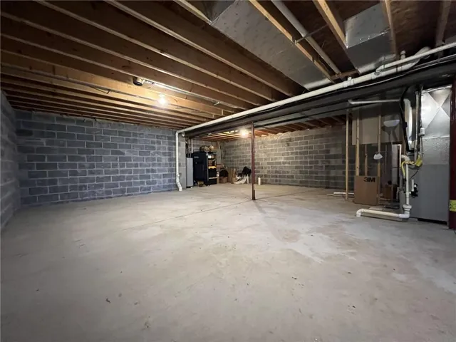 a view of empty room with ceiling fan