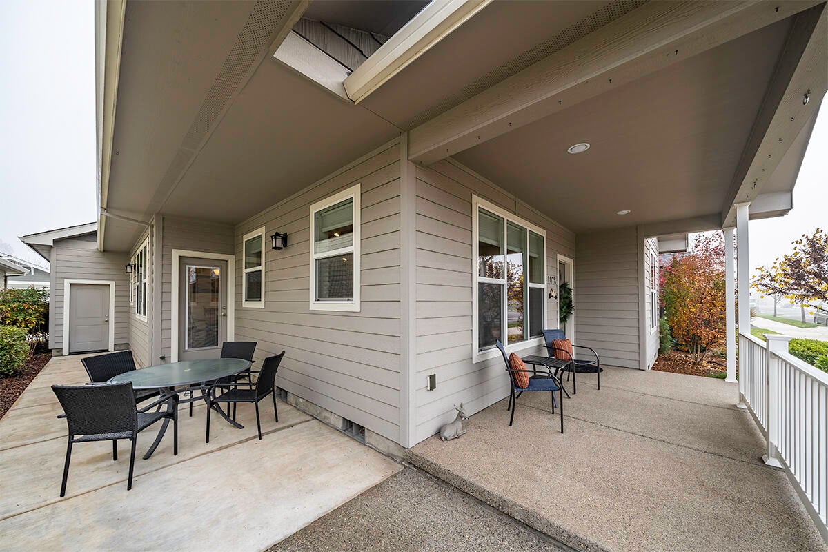 1078 North Haskell Street Central Point, OR 97502 - Photo 4 of 25 4