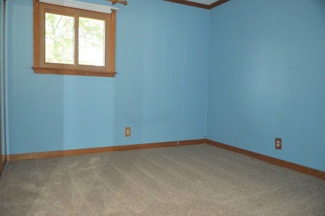 7 East Oltendorf Road Streamwood, IL 60107 - Photo 14 of 17 an empty room with a window