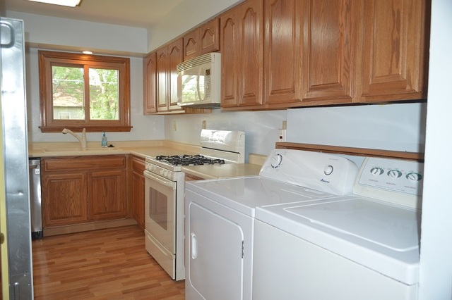 7 East Oltendorf Road Streamwood, IL 60107 - Photo 3 of 17 a utility room with sink dryer and washer