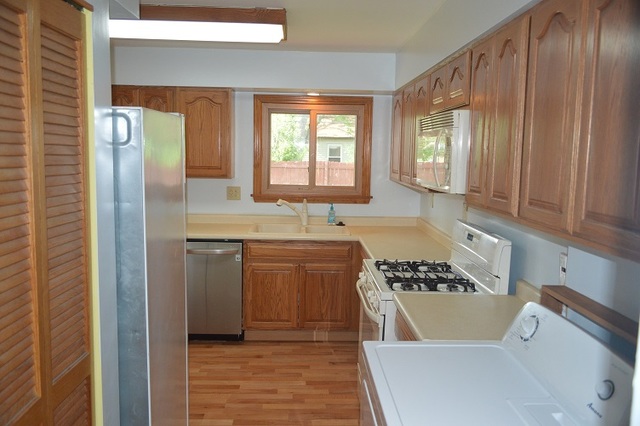 7 East Oltendorf Road Streamwood, IL 60107 - Photo 4 of 17 a kitchen with a refrigerator and a sink