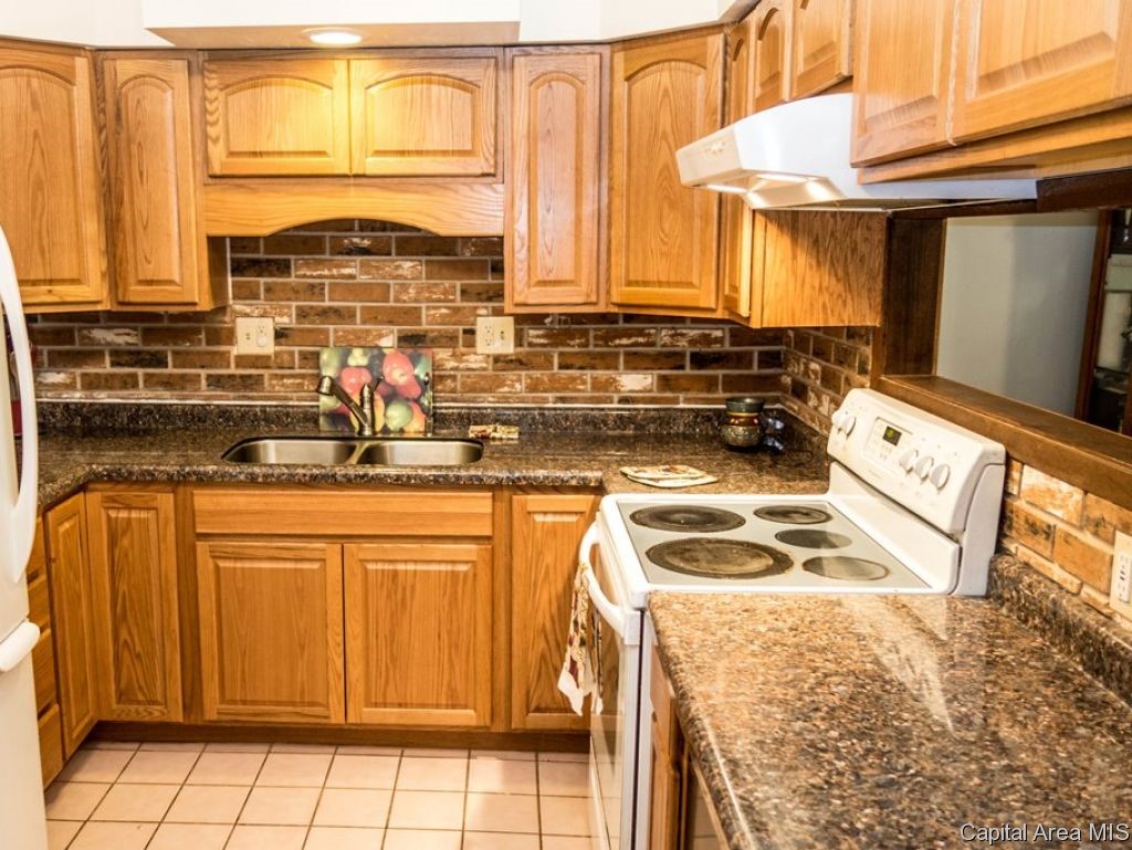 32 Lucerne Drive Springfield, IL 62707 - Photo 3 of 24