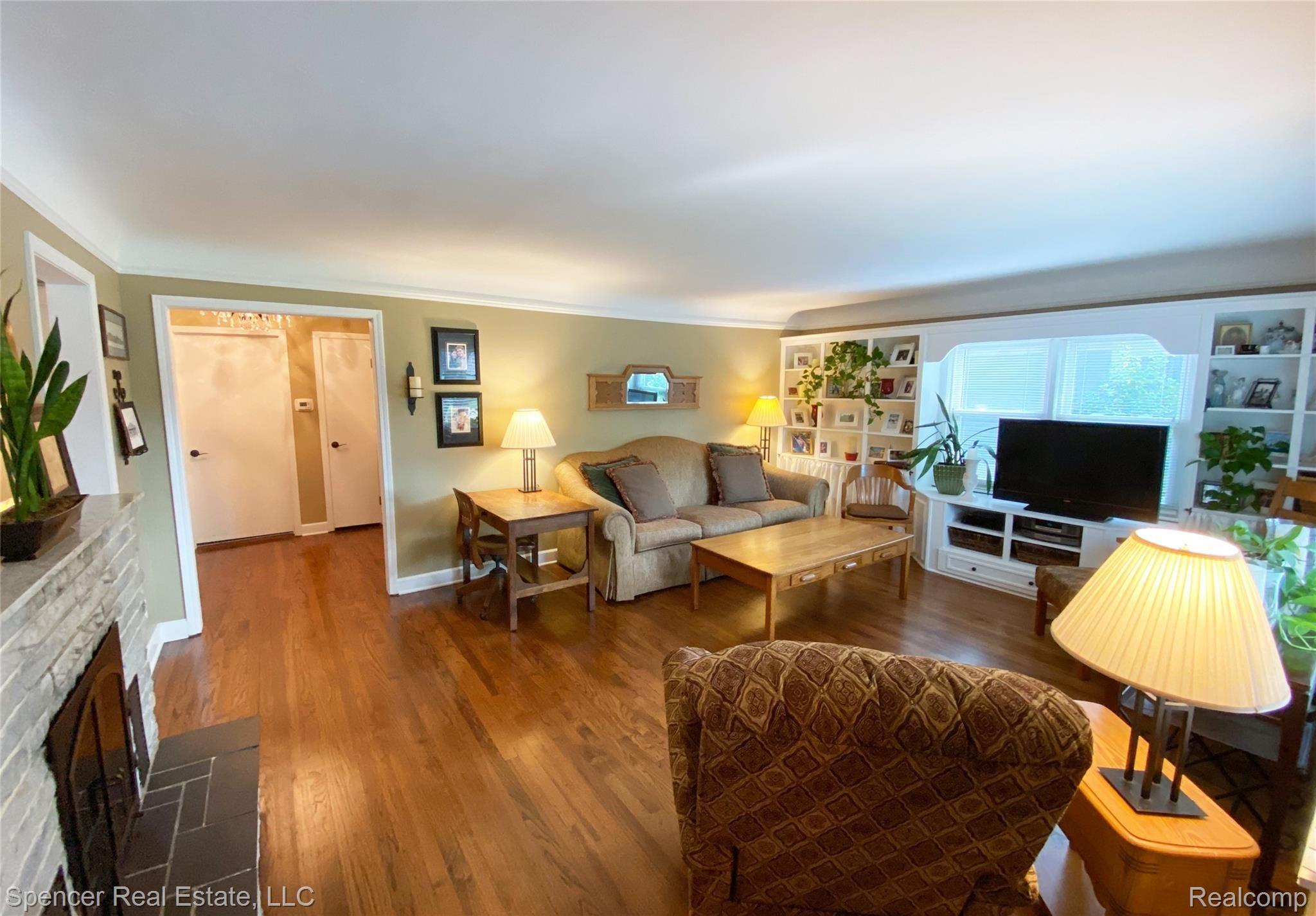 6170 Overlook Road Clarkston, MI 48346 - Photo 10 of 30 Living3.jpg