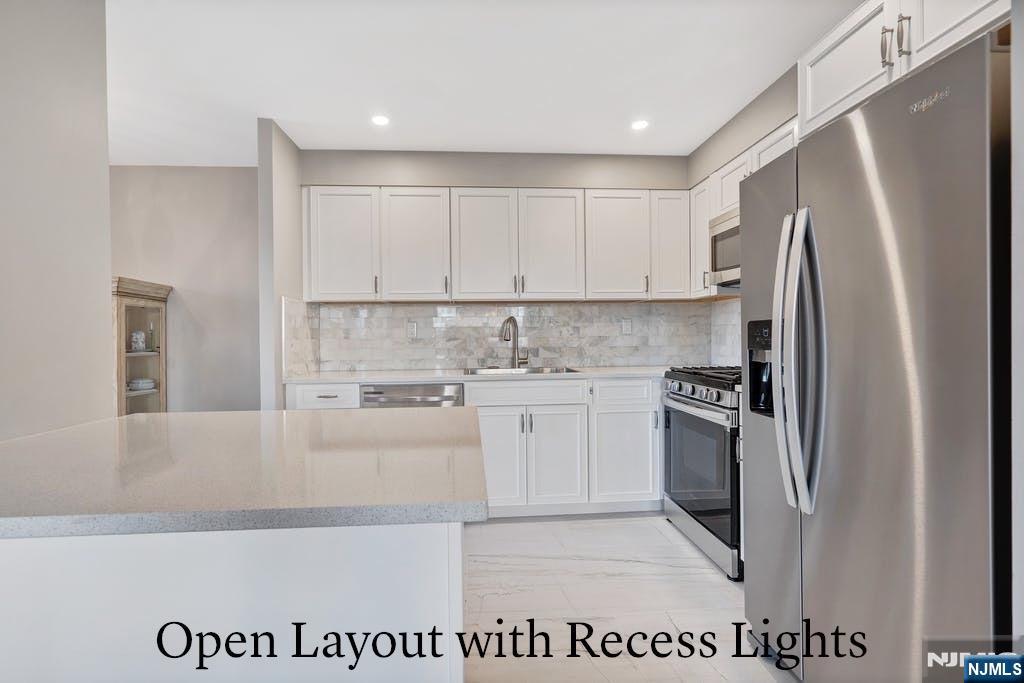 301 Chase Court Edgewater, NJ 07020 - Photo 5 of 13