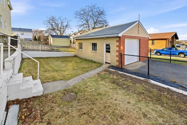 a view of an house with backyard