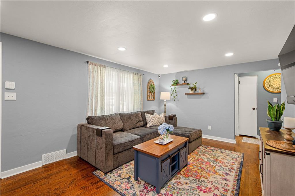 3740 Willett Road Pittsburgh, PA 15227 - Photo 5 of 29 Gallery Image 5