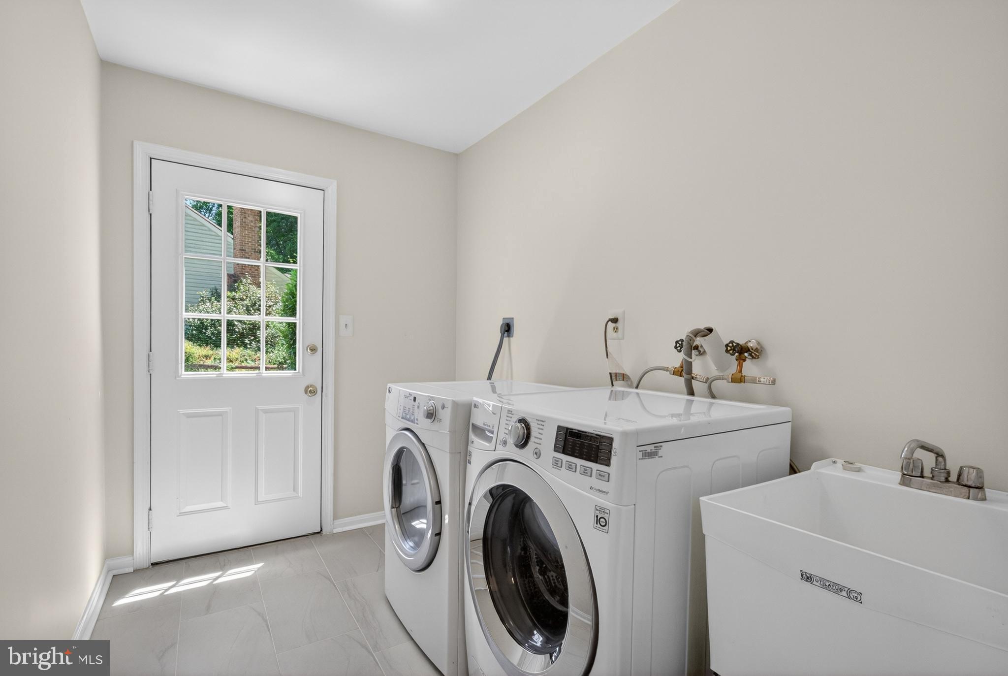1808 Batten Hollow Road Vienna, VA 22182 - Photo 24 of 46 Laundry/Mud Room