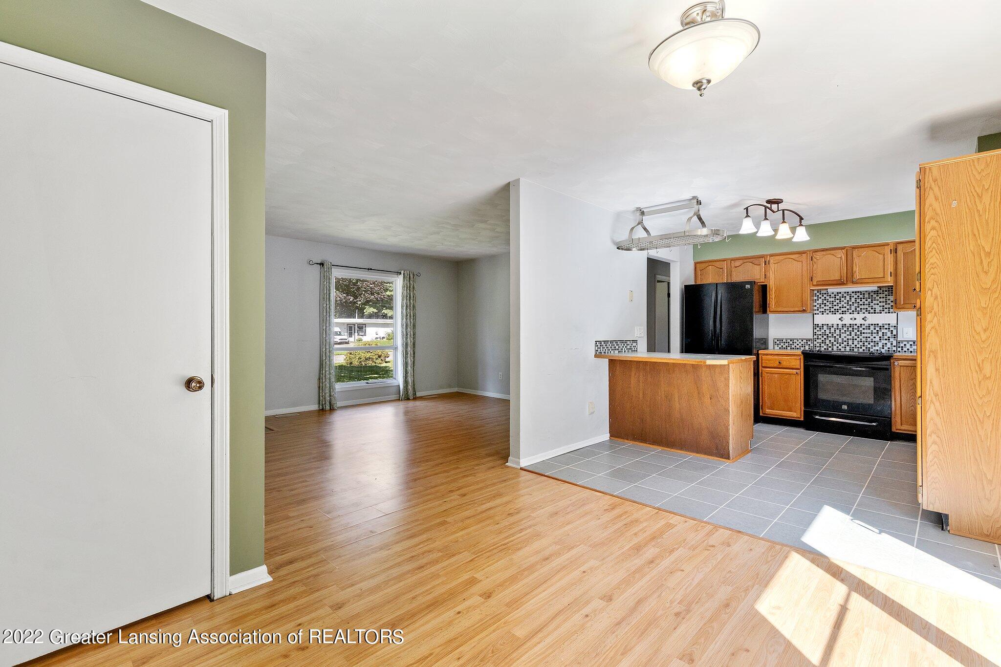 6527 Hilliard Road Lansing, MI 48911 - Photo 9 of 38 13-web-or-mls-0Z4A1443