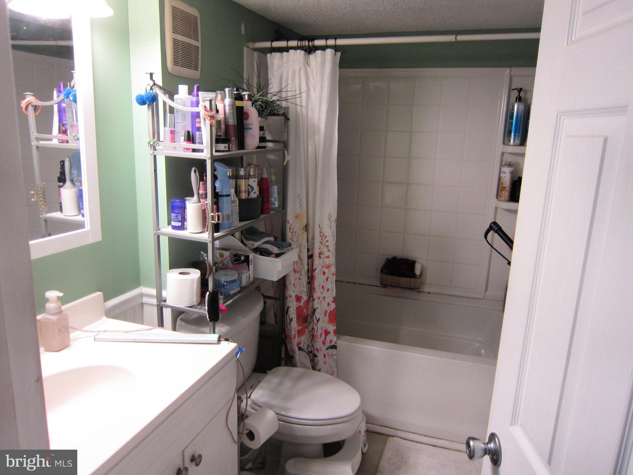 201 Avon Road Hagerstown, MD 21740 - Photo 13 of 24 Upper level full bath