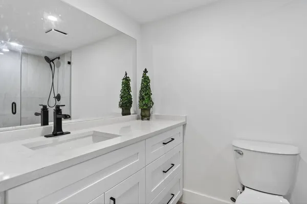 a view of entryway with livingroom