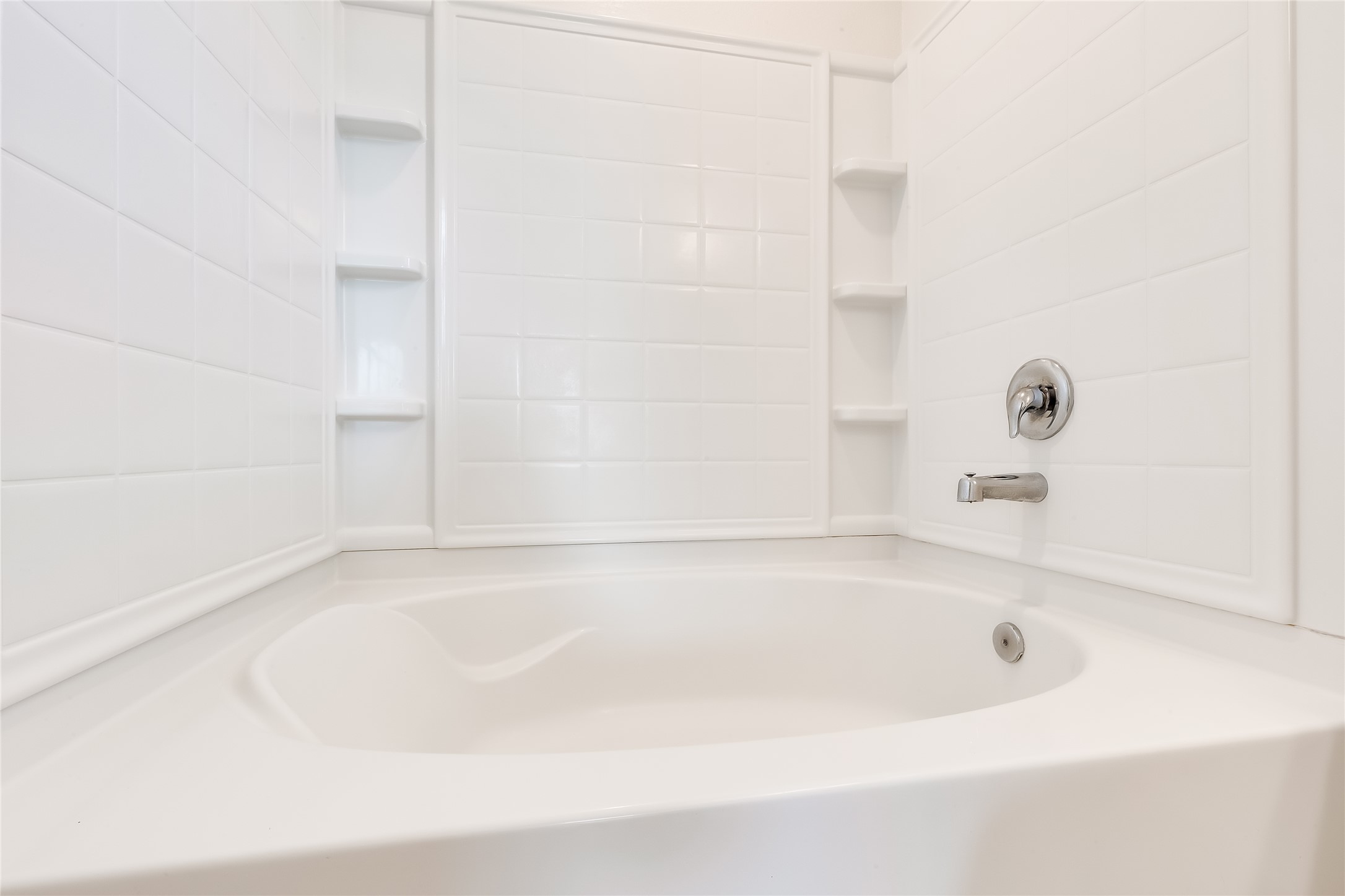 2007 Fretboard Street Round Rock, TX 78664 - Photo 25 of 40 a bathroom with a bathtub