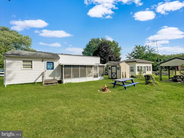 a view of a house with backyard