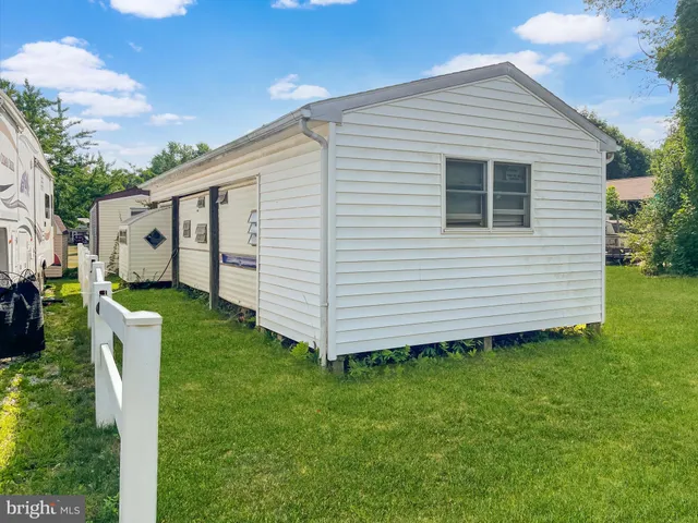 a view of backyard with garden