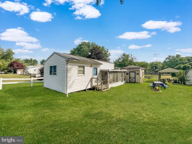 a view of a house with backyard