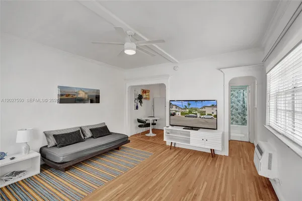 $1,700 | 717 Española Way, Unit 204, Miami Beach, FL 33139