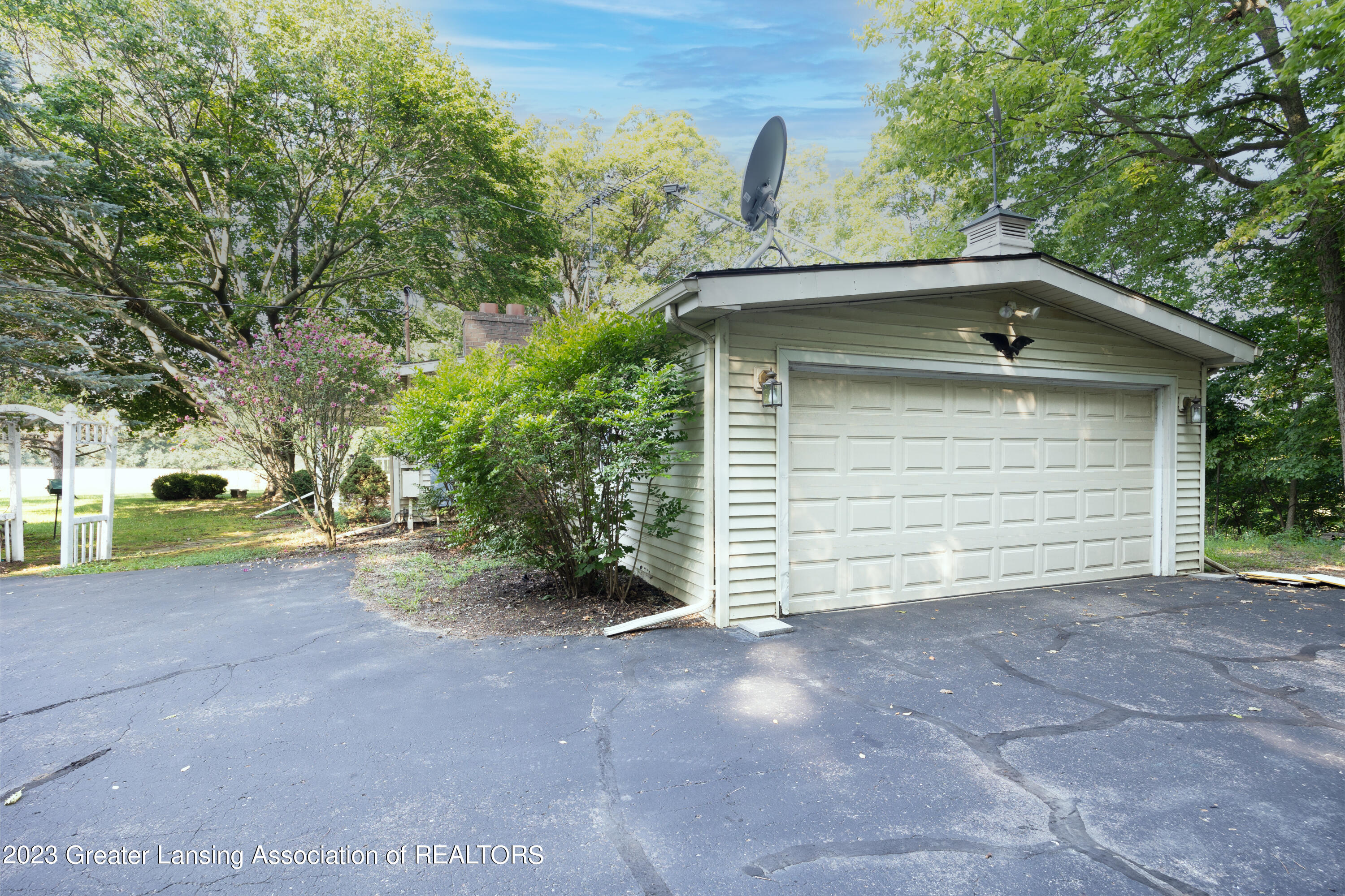 6331 North Seymour Road Owosso, MI 48867 - Photo 3 of 27 Attached Garage