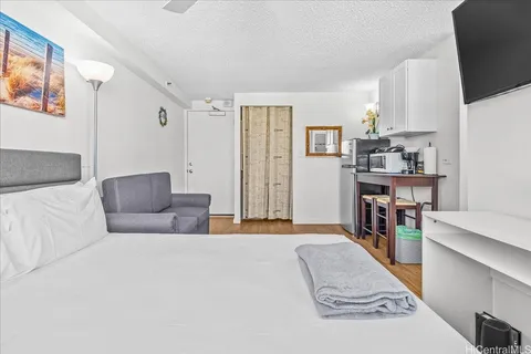 $280,000 | 2463 Kūhiō Avenue, Unit 810, Honolulu, HI 96815