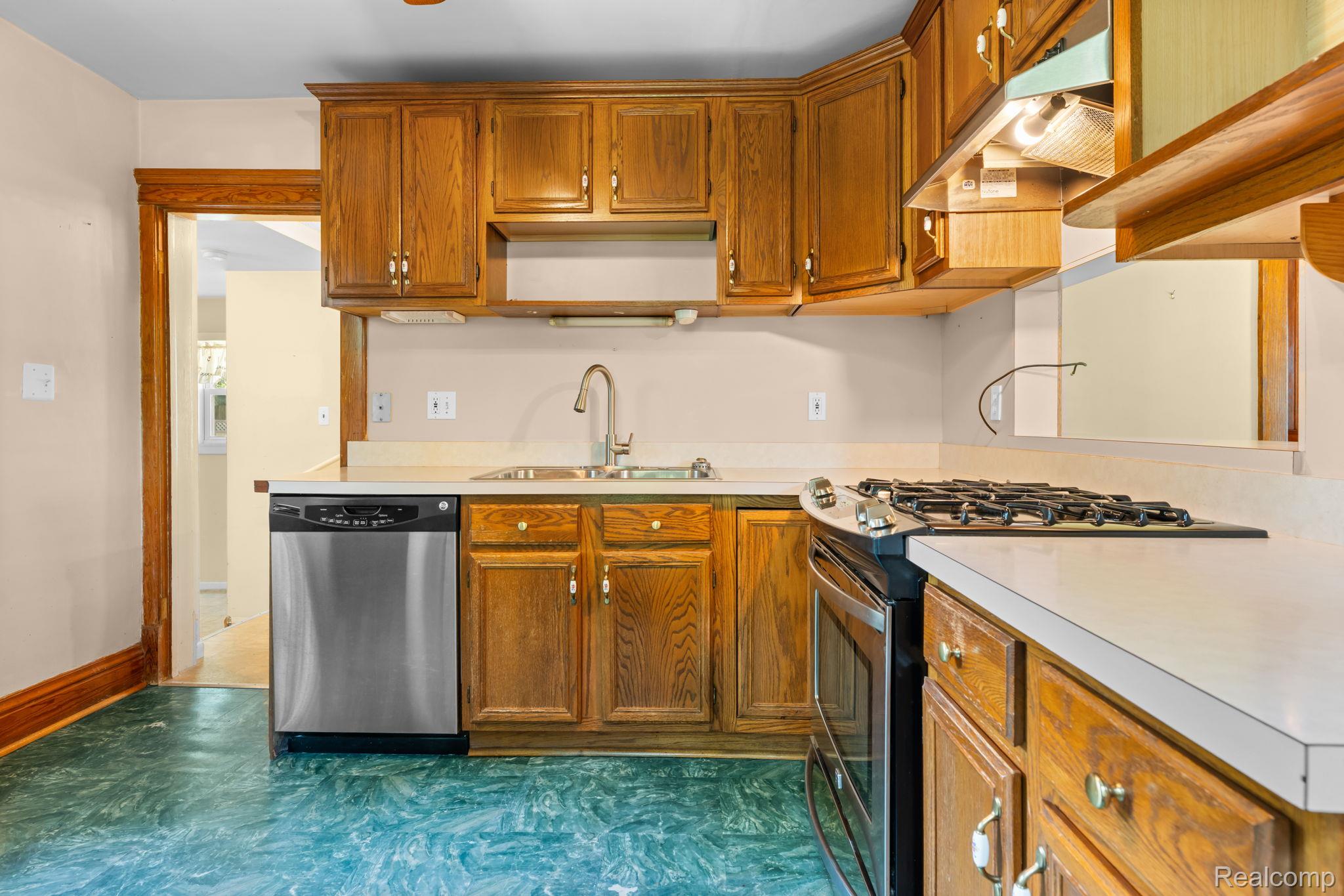 138 East Square Lake Road Troy, MI 48085 - Photo 13 of 55 17-web-or-mls-DSC01077.jpg