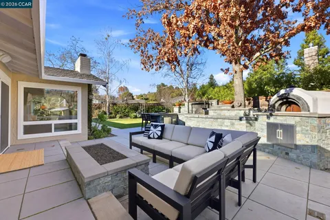 $2,095,000 | 833 Crossbrook Court, Moraga, CA 94556